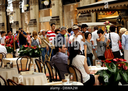 Les gens marcher dans la galerie Vittorio Emanuele à Milan Italie Banque D'Images