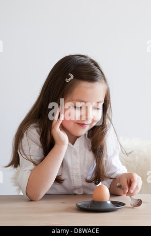 Jeune fille manger un oeuf à la coque Banque D'Images