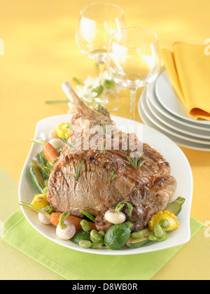 Gigot d'Agneau aux légumes de printemps Banque D'Images