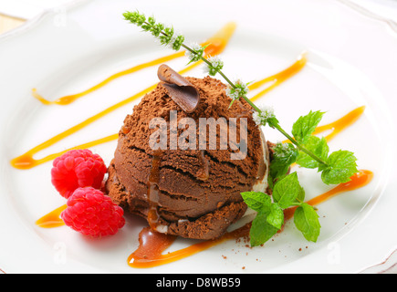 Chocolat glace vanille arrosée de caramel Banque D'Images