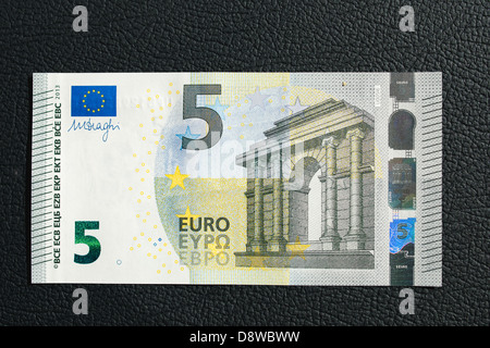 Paris, France - le 5 juin 2013 : Le nouveau billet de cinq euros, la plus faible valeur en euros ont été émises en mai 2013. Banque D'Images