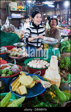 Femme vendant des légumes sur le marché de Siem Reap, Cambodge Banque D'Images