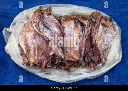 Calmar séché sur un étal au marché de Luang Prabang, Laos Banque D'Images