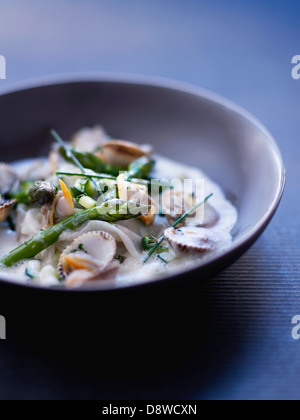 Cockle et les asperges vertes ravioles,thym et émulsion de courgettes Banque D'Images