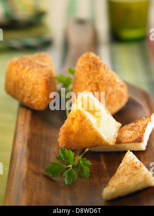 Croquettes de camembert pané Banque D'Images