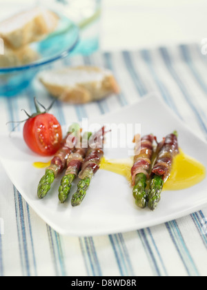 L'asperge verte enveloppé dans du jambon Serrano Banque D'Images