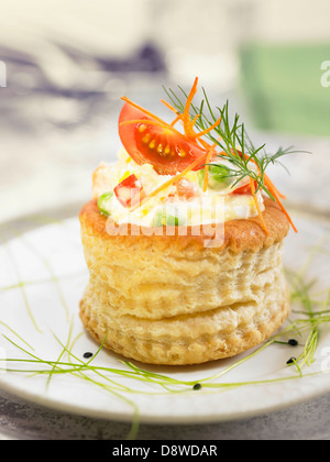 Vol au vent-style salade russe avec les tomates et les carottes Banque D'Images