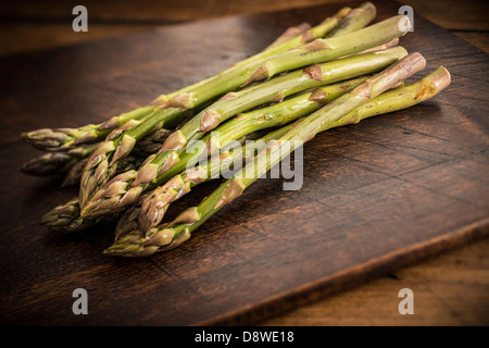 Asperges cuits frais contre un cadre rustique en bois. Banque D'Images