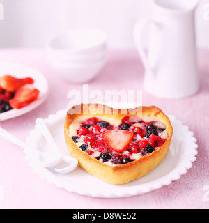 Fruits d'été en forme de cœur tartelettes Banque D'Images