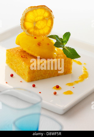 Morceau de gâteau aux carottes avec sorbet mandarine Banque D'Images