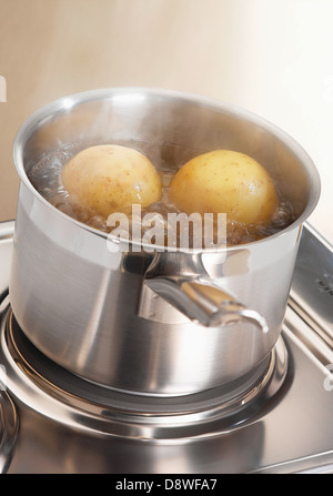 Pommes de terre à bouillir dans une casserole Banque D'Images