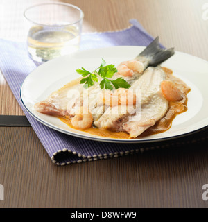 Filet de loup de mer et les Crevettes en sauce aux cacahuètes Banque D'Images