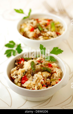 Risotto aux champignons et asperges sauvages. Recette disponible. Banque D'Images