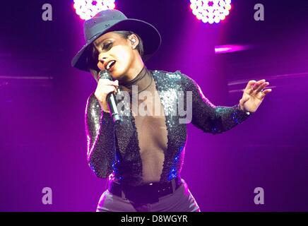 Francfort, Allemagne. 4 juin 2013. Le chanteur Alicia Keys lors du spectacle le premier spectacle de sa nouvelle tournée 'Set le monde en feu" à Francfort, Allemagne, le 4 juin 2013. Photo : Boris Roessler : dpa Crédit photo alliance/Alamy Live News Banque D'Images