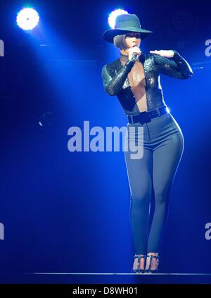 Francfort, Allemagne. 4 juin 2013. Le chanteur Alicia Keys lors du spectacle le premier spectacle de sa nouvelle tournée 'Set le monde en feu" à Francfort, Allemagne, le 4 juin 2013. Photo : Boris Roessler : dpa Crédit photo alliance/Alamy Live News Banque D'Images