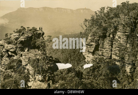 Cette photographie montre la vue imprenable sur Copelands Lookout et Mount Solitary, situé dans la vallée de Jamieson, une partie des Blue Mountains en Nouvelle-Galles du Sud. L'image capture le paysage spectaculaire et la beauté naturelle de la région. Banque D'Images