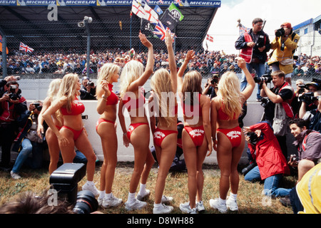 L'Hawaiian Tropic promotion filles vague à la foule avant le début de la course d'endurance de 24 heures au Mans Banque D'Images