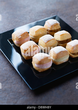 Le bac de mini sandwiches pain pour un cocktail par Dalloyau Banque D'Images