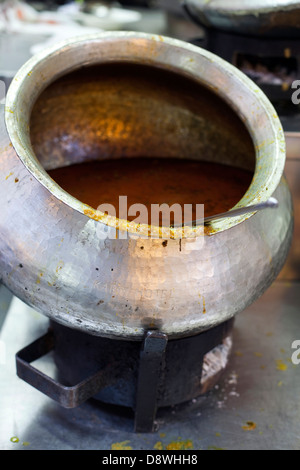 Un gros pot de curry dans la cour à Karims Restaurant, Old Delhi Banque D'Images