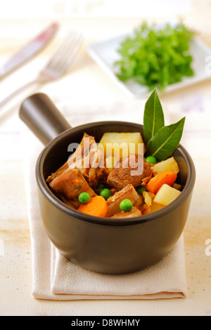 Compotée d'agneau avec des légumes. Recette disponible. Banque D'Images