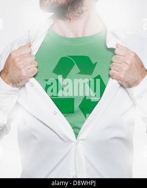 Homme portant un t-shirt de recyclage, studio shot Banque D'Images
