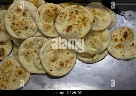 Pains cuits dans la cuisine du Restaurant Karims, Old Delhi Banque D'Images