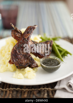 Pommes de terre purée de viande côtelettes d'agneau sauce à la menthe dîner haricots Banque D'Images