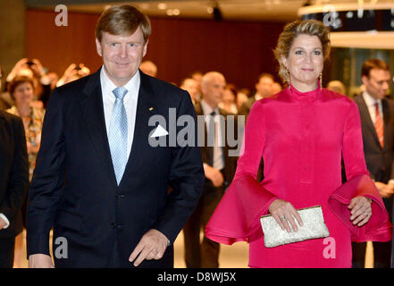 Le roi Willem-Alexander des Pays-Bas et de la Reine Maxima (R) sourire sur leur départ du musée Mercedes-Benz à Stuttgart, Allemagne, 4 juin 2013. Le couple royal néerlandais est sur une visite de deux jours en Allemagne. Photo : Franziska Kraufmann Banque D'Images