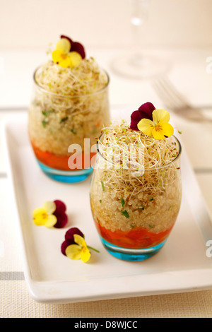 Salade de poivrons et de quinoa. Recette disponible. Banque D'Images