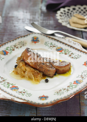 Foie gras confit grillé avec oignons et poivre Banque D'Images