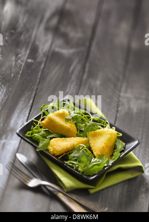 Croquettes au Camembert Salade de roquette Banque D'Images