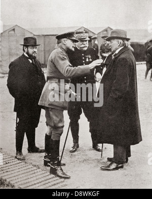 Haig, Joffre, Albert Thomas et Lloyd George dans la conversation lors d'une visite au front de la somme pendant la Première Guerre mondiale. Banque D'Images