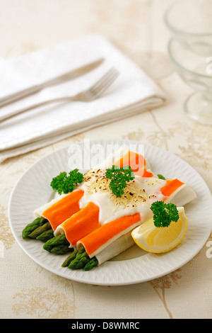 Rouleaux de crabe avec des asperges sauvages. Recette disponible. Banque D'Images