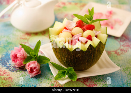 Melon farci avec des roses de la saveur. Recette disponible.. Banque D'Images