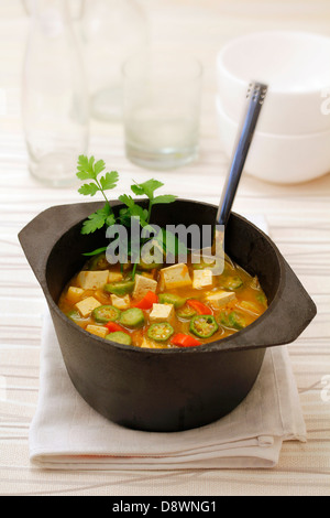 Le gombo et le tofu soupe. Recette disponible. Banque D'Images