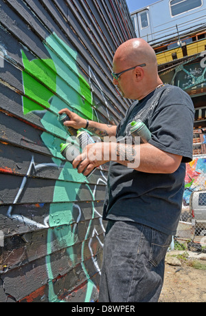 L'artiste graffiti renommée Sexer James Rodriguez peinture une peinture murale à 5 Pointz à Long Island City, Queens, NY Banque D'Images