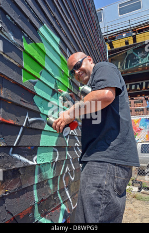 L'artiste graffiti renommée Sexer James Rodriguez peinture une peinture murale à 5 Pointz à Long Island City, Queens, NY Banque D'Images