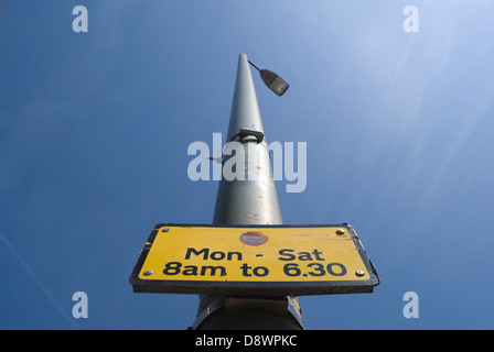 Panneau routier britannique fixé à lampadaire indiquant pas d'attente au cours d'heures déclaré, Teddington, Middlesex, Angleterre Banque D'Images