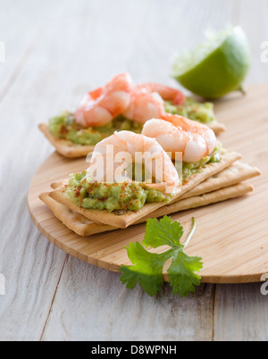 Guacamole et crevettes canapés Banque D'Images