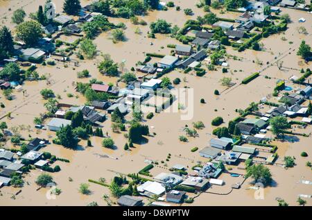 Riesa, Allemagne. 5 juin, 2013. Maisons sont submergés dans l'eau de l'inondation de l'Elbe à Riesa, Allemagne, 5 juin 2013. Photo : Patrick Pleul/dpa/Alamy Live News Banque D'Images