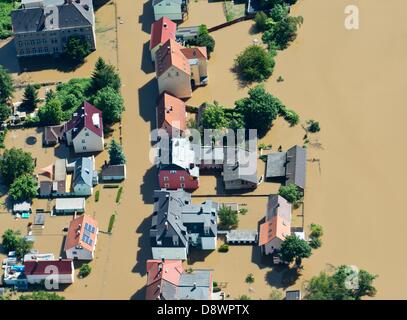 Riesa, Allemagne. 5 juin, 2013. Maisons sont submergés dans l'eau de l'inondation de l'Elbe à Riesa, Allemagne, 5 juin 2013. Photo : Patrick Pleul/dpa/Alamy Live News Banque D'Images