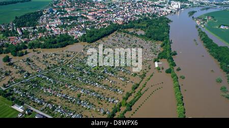 Maisons sont submergés dans l'eau de l'inondation de l'Elbe à Riesa, Allemagne, 5 juin 2013. Photo : Patrick Pleul/dpa/Alamy Live News Banque D'Images