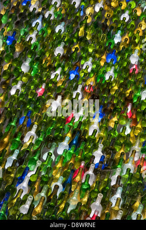 Un plafond fait de bouteilles de vin en béton (image inversée) dans une folie de jardin à Westonbury Mill Water Gardens, Pembridge, Herefordshire, Royaume-Uni Banque D'Images