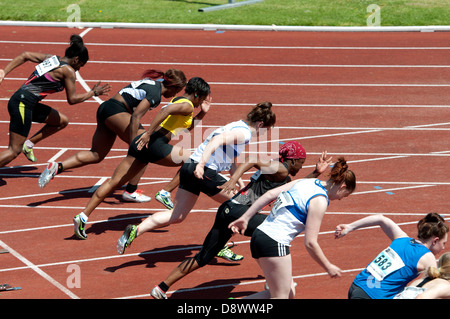 L'athlétisme, les adolescentes 100m. Banque D'Images