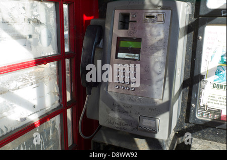 Boîte de téléphone public vandalisé, Brighton, UK Banque D'Images