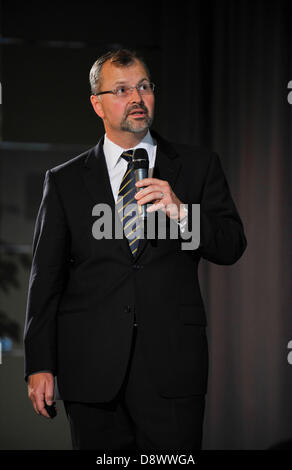 Le Dr Bohdan Pomahac, directeur de la chirurgie en plastique transplantation à Brigham Women's Hospital est vu lors d'une conférence sur la reconstruction du visage à la transplantation, à l'auditorium de la Faculté de droit de l'Université Palacky à Olomouc, République tchèque, 5 juin 2013. Pomahac recevront un doctorat honorifique il jeudi. (CTK Photo/Ludek Perina) Banque D'Images