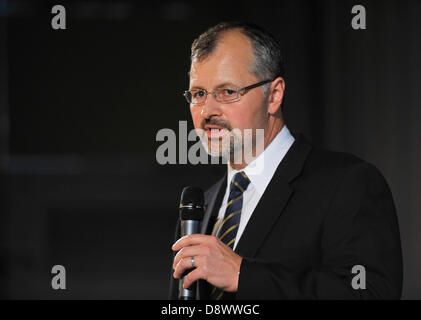 Le Dr Bohdan Pomahac, directeur de la chirurgie en plastique transplantation à Brigham Women's Hospital est vu lors d'une conférence sur la reconstruction du visage à la transplantation, à l'auditorium de la Faculté de droit de l'Université Palacky à Olomouc, République tchèque, 5 juin 2013. Pomahac recevront un doctorat honorifique il jeudi. (CTK Photo/Ludek Perina) Banque D'Images