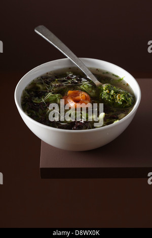 Riz Noir, chou vert et truite fumée avec soupe pistou de noix Banque D'Images