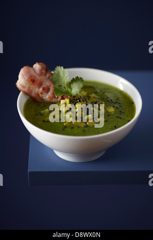 Split pea soup avec graines de sésame noir et bacon Banque D'Images