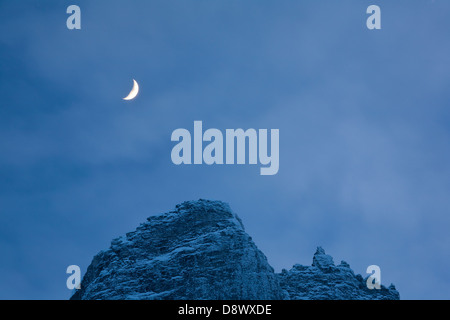 Lune au-dessus du sommet Trollryggen, vallée de Romsdalen, Rauma kommune, Møre og Romsdal fylke, la Norvège. Banque D'Images